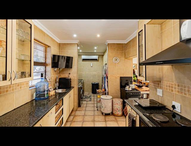 4 BEDROOM FREEHOLD FOR SALE IN BRACKENDOWNS